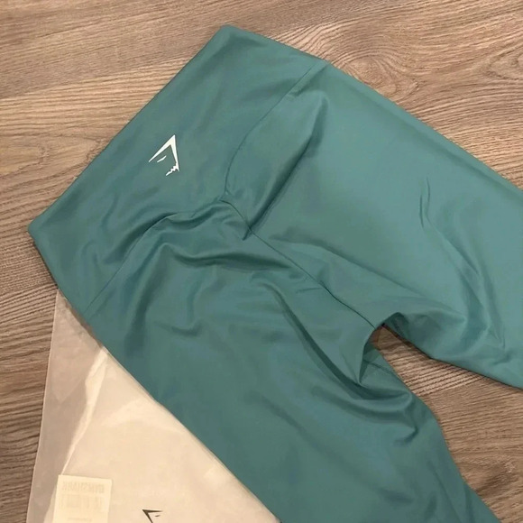 🍀 GYMSHARK NWT TRAINING CAPRIS SOZE MEDIUM - Picture 2 of 5